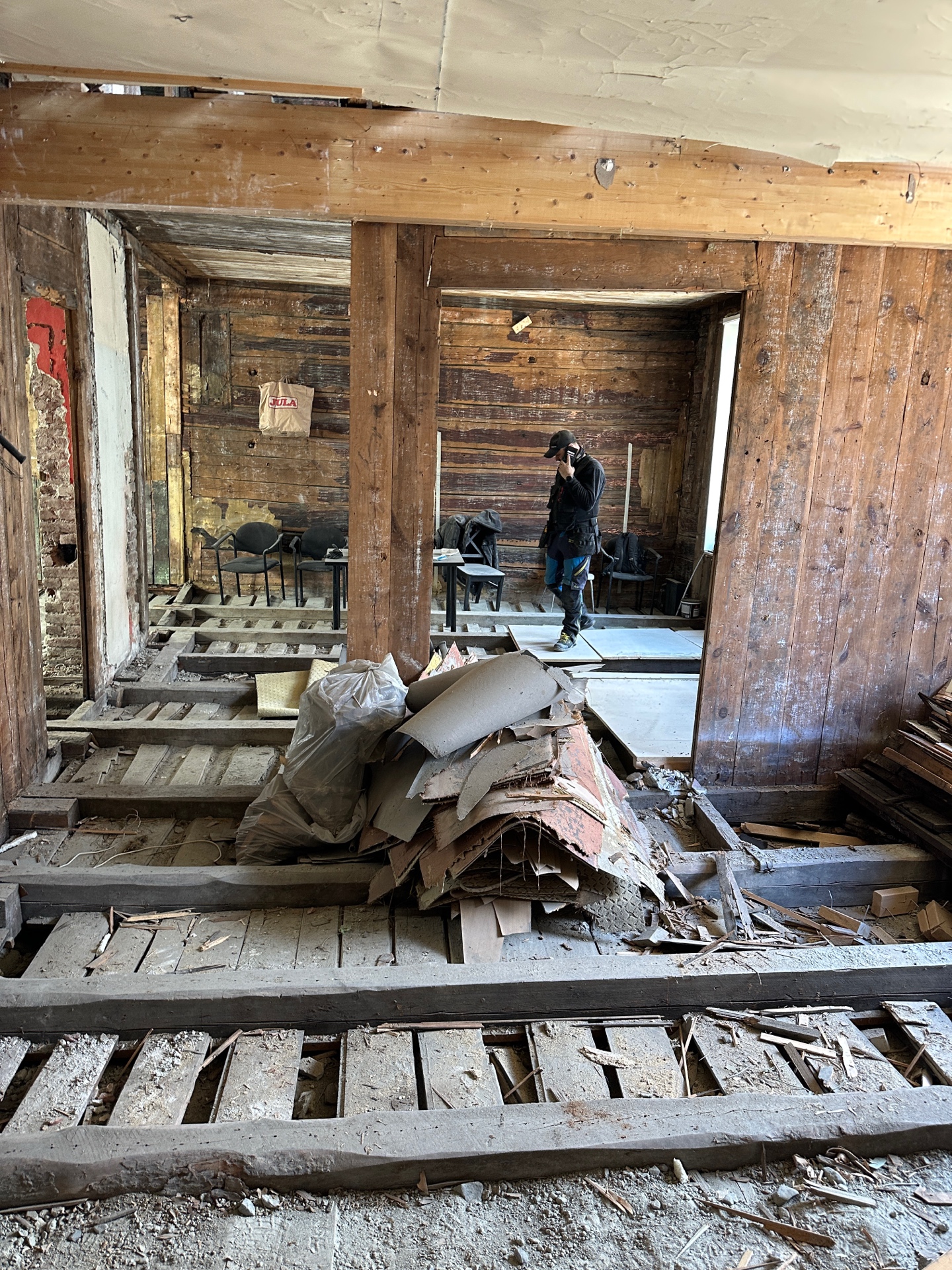Demolering i Øvregaten 13: Eksponerte tømmervegger og bjelkelag viser bygningens opprinnelige struktur fra 1903. Klar for videre arbeid.