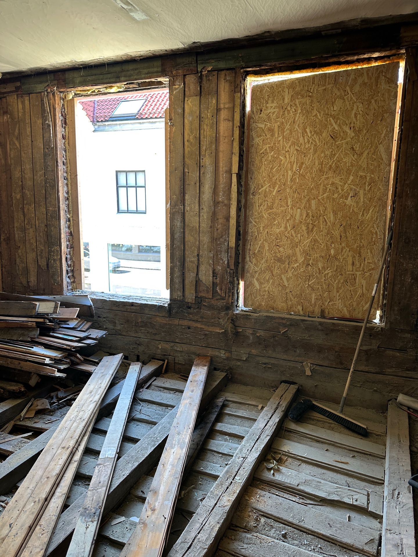 Demoleringsarbeid i Øvregaten 13. Gamle vinduer er fjernet, og den originale trekonstruksjonen er eksponert.